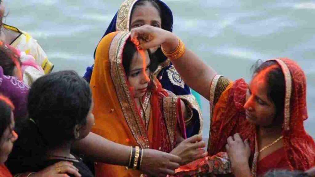 Women doing chhath puja at ganga ghat. chhath puja kyu manaya jata hain. 
